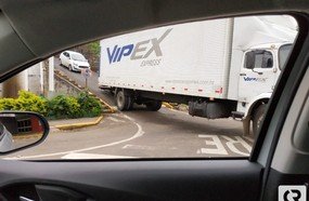Mais um caminhão entala ao acessar rotatória em Joaçaba