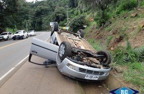 Condutora capota veículo entre Ouro e Lacerdópolis