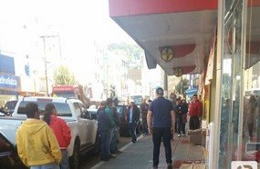 Confusão no centro: marido e filho flagram mulher com haitiano