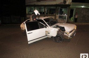 Carro estoura pneu após colidir em mercado no centro de Herval