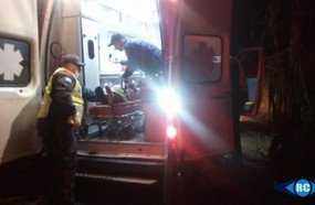 Adolescente fica ferido após colidir moto de trilha em caminhão