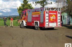 Curto circuito em residência mobiliza Bombeiros