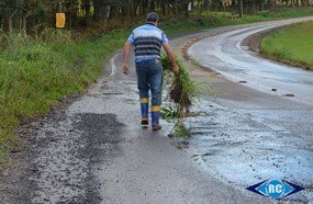 Morador cobre buracos da SC-150, entre Capinzal e Piratuba