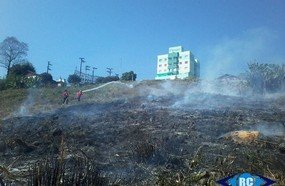 Bombeiros encontram dificuldades para conter incêndio em vegetação