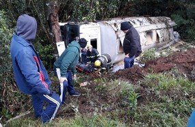 Motorista fica ferido após tombar caminhão na BR-282