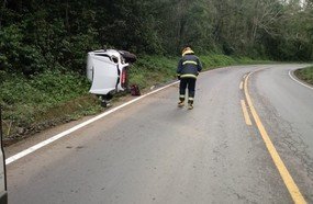 Carro com placas de Herval d´Oeste sai da pista e tomba na SC-154