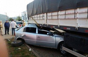 Motorista morre ao entrar debaixo de carreta estacionada
