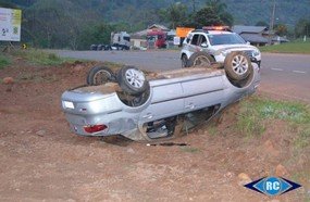 Capotamento deixa três feridos na SC-150, em Ouro