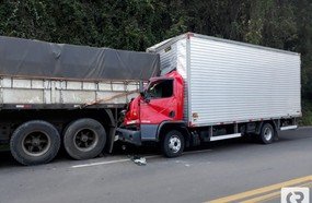 Motorista escapa ileso após colidir em traseira de carreta na BR-282