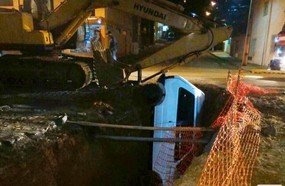 Motorista cai com veículo em vala no centro de Água Doce