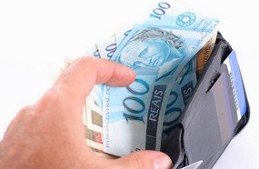 Homem encontra carteira com mais de R$ 1,5 mil e devolve para proprietária