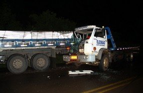 Colisão entre caminhões deixa uma pessoa ferida na BR-282