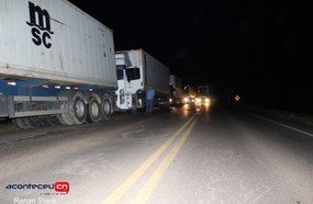 Caminhoneiros bloqueiam parcialmente BR-282 em Campos Novos