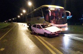 Colisão entre carro e ônibus deixa motorista ferido na BR-470