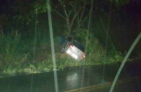 Motorista sofre ferimentos ao colidir em árvore na SC-355