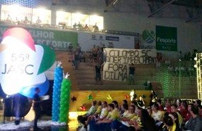 Protesto contra Colombo na abertura do JASC