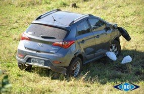 Saída de pista deixa quatro pessoas feridas em Ouro