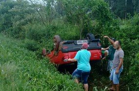 Veículo é jogado para fora da pista em colisão na BR-282