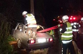 Jovem morre após colidir veículo contra poste em Concórdia