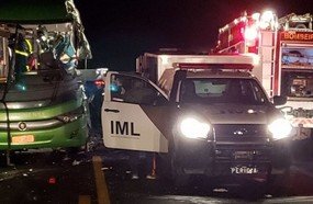 Colisão entre ônibus e caminhão deixa cinco mortos no PR
