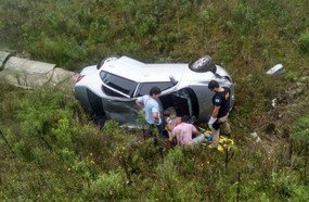 Motorista capota veículo no Trevo do Horizonte