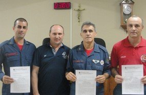 Bombeiros são homenageados por salvar mulher de afogamento