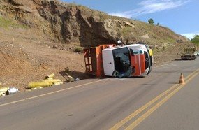 Caminhão tomba e espalha botijões de gás em Concórdia