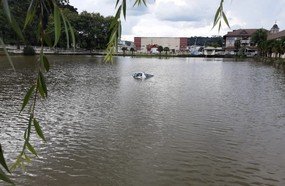 Veículo da Prefeitura de Fraiburgo cai no Lago das Araucárias