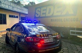PRF flagra vinhos importados ilegalmente em caminhão dos Correios