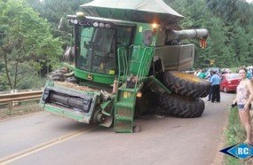 Colisão entre carro e colheitadeira deixa motorista ferido