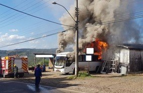 Ônibus pega fogo durante manutenção em Capinzal