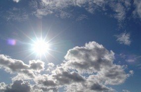 Temperatura em elevação com condição de pancadas de chuva