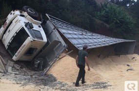 Caminhão carregado com serragem tomba em Ibicaré