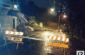 Desmoronamento interdita rua em Joaçaba