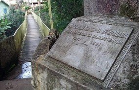 Prefeito assina ordem de serviço para reconstrução da pinguela