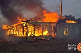 Casa é consumida por incêndio no interior de Irani