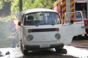 Bombeiros contém incêndio em Kombi no bairro São Vicente