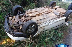 Mãe e filho ficam feridos em capotamento na SC-150