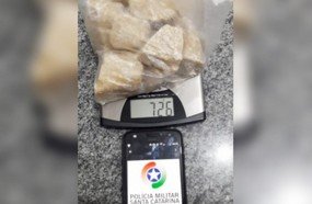 Adolescente é apreendido com quase 1 kg de crack