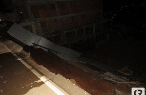 Muro de uma obra desaba deixando rua interditada em Herval
