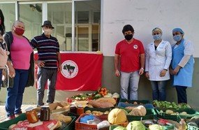 Trabalhadores Rurais Sem Terra doam alimentos ao HUST