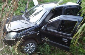 Carro com jovens sai da pista após motorista dormir ao volante