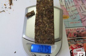 Casal é surpreendido pela PM fumando maconha na rodoviária