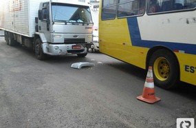 Caminhão atinge ônibus em Herval d´Oeste