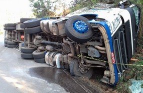 Carreta colide contra paredão de pedras após tombar na BR-282