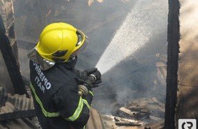 Casa é destruída por incêndio após criança colocar fogo no sofá