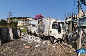 Caminhão desgovernado invade subestação da Celesc de Capinzal