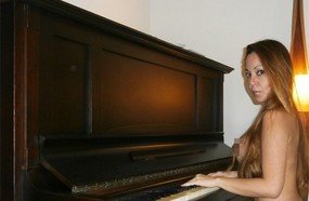 Protesto: catarinense toca piano pelada na internet