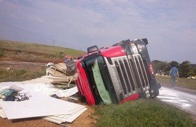 Carreta carregada tomba no trevo de acesso a Jaborá