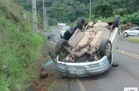 Veículo capota após problemas mecânicos no acesso de Herval